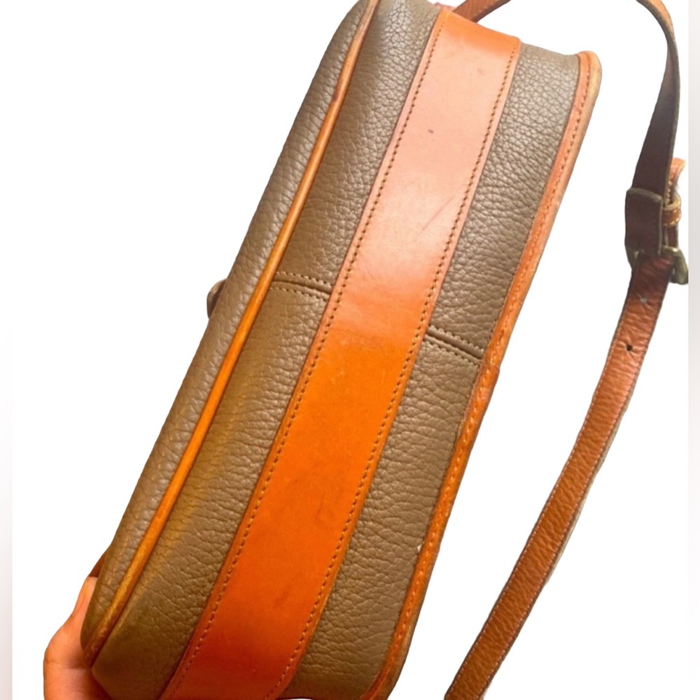 DOONEY AND BOURKE VINTAGE 1992 TAUPE PEBBLED LEATHER CROSSBODY - Picture 12 of 15